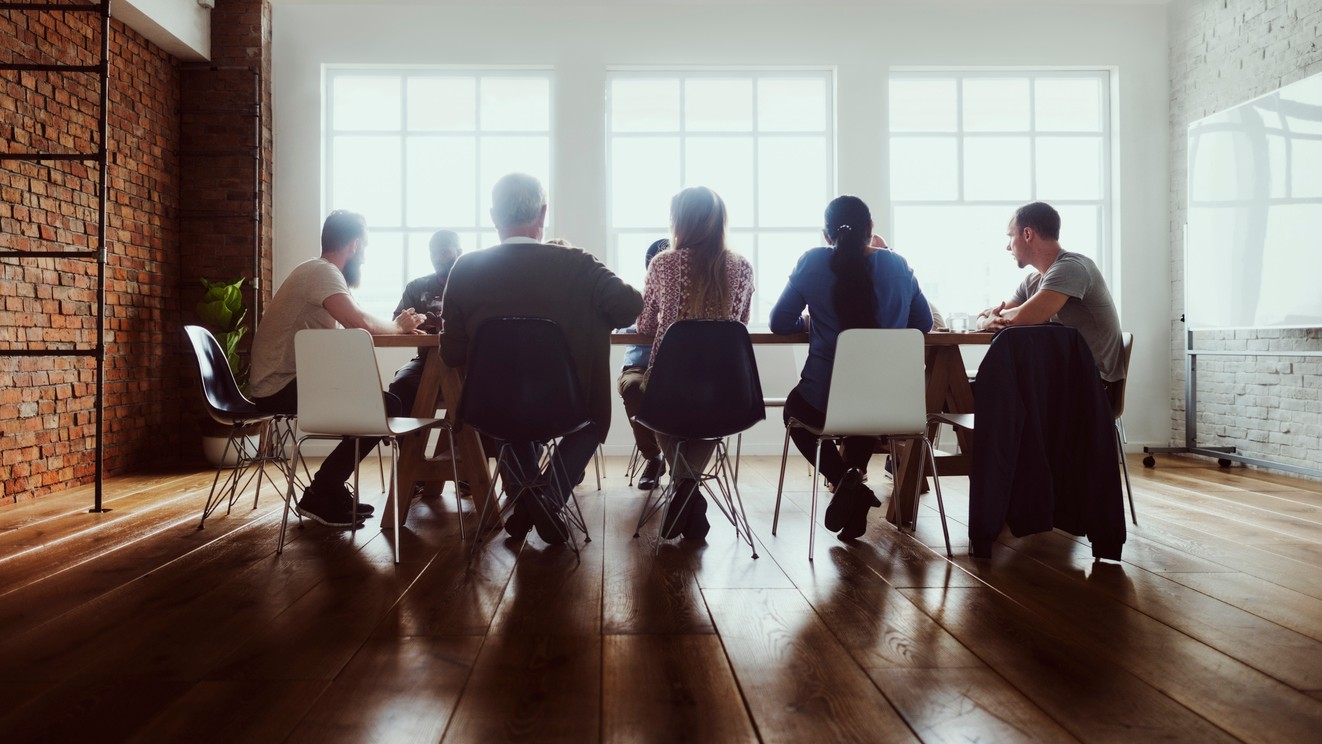 Zasúvate stoličku, keď vstanete od stola? Psychológovia prezradili, čo to o vás hovorí.