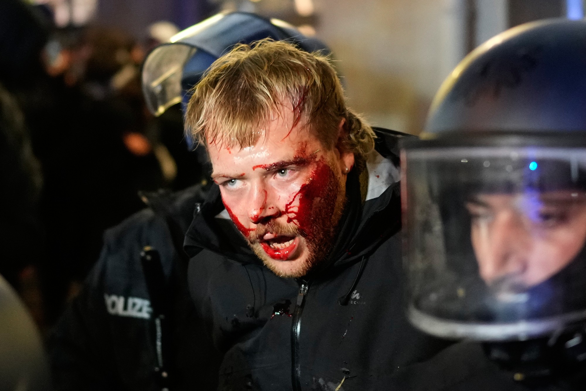 Počas protestov mladých ľudí v Nemecku použila polícia aj vodné delo. 