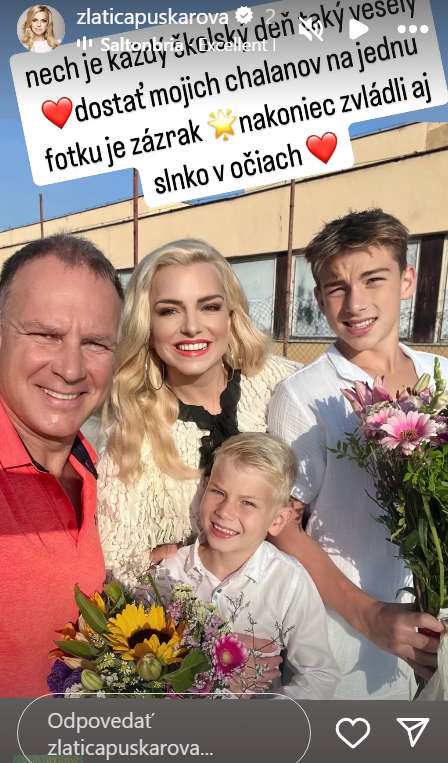 Zlatica Puškárová na fotke so svojím manželom Patrikom Švajdom a ich synmi.