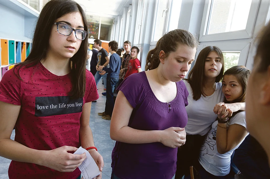 Aleksandra anastasijević (levo) kaže da joj najteže pada učenje fizike i hemije, ali da joj 
dosta pomažu pripreme organizovane u školi 