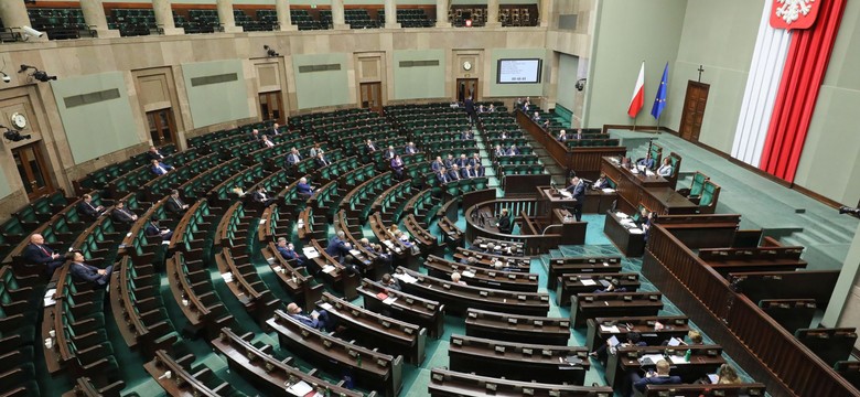 Sejm wyraża zgodę na "posłanki" w oficjalnej korespondencji. Co z tabliczkami?