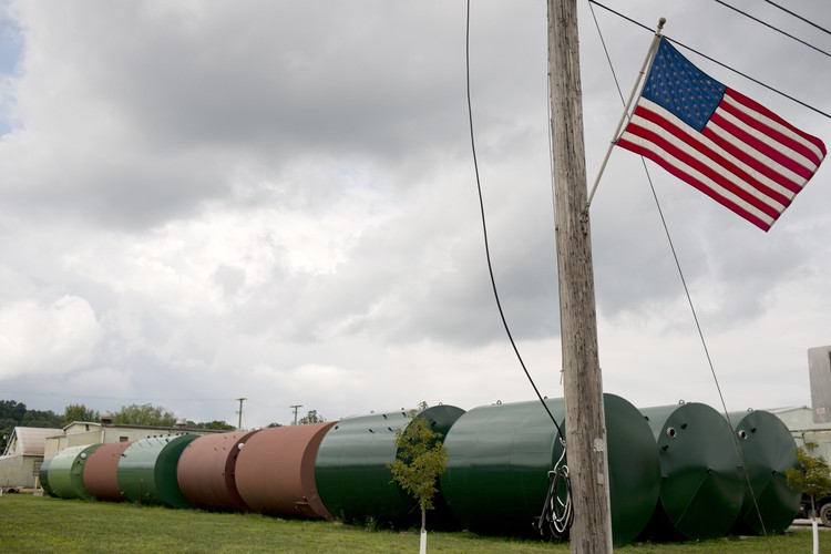 Stany Zjednoczone przeżywają swój renesans energetyczny. Produkcja ropy naftowej w tym kraju przewyższyła import po raz pierwszy od 16 lat. Dzięki technologii szczelinowania odsłoniły się złoża tego surowca w Północnej Dakocie, Teksasie i Oklahomie. Tygodniowa produkcja baryłek ropy wyraźnie pnie się w górę.