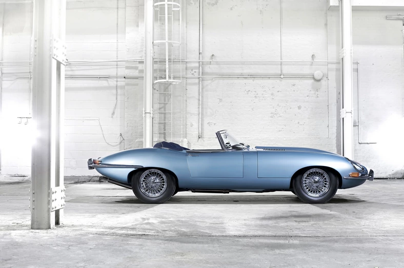 Jaguar E-Type (1961-1974): początkowo z silnikiem R6, później także z V12.