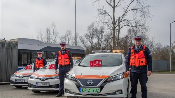 Dzięki defibrylatorom w radiowozach inspektorzy ruchu będą mogli w jeszcze większym zakresie udzielać pomocy w sytuacjach, gdy zagrożone jest zdrowie i życie nie tylko pasażerów tramwajów i autobusów, ale wszystkich mieszkańców oraz turystów przyjeżdżających do Krakowa.