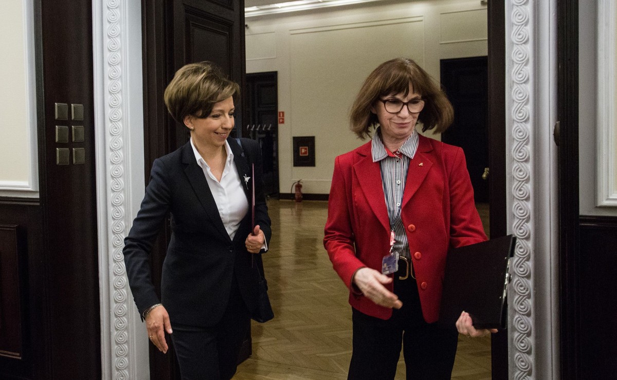 Marlena Maląg (z lewej)