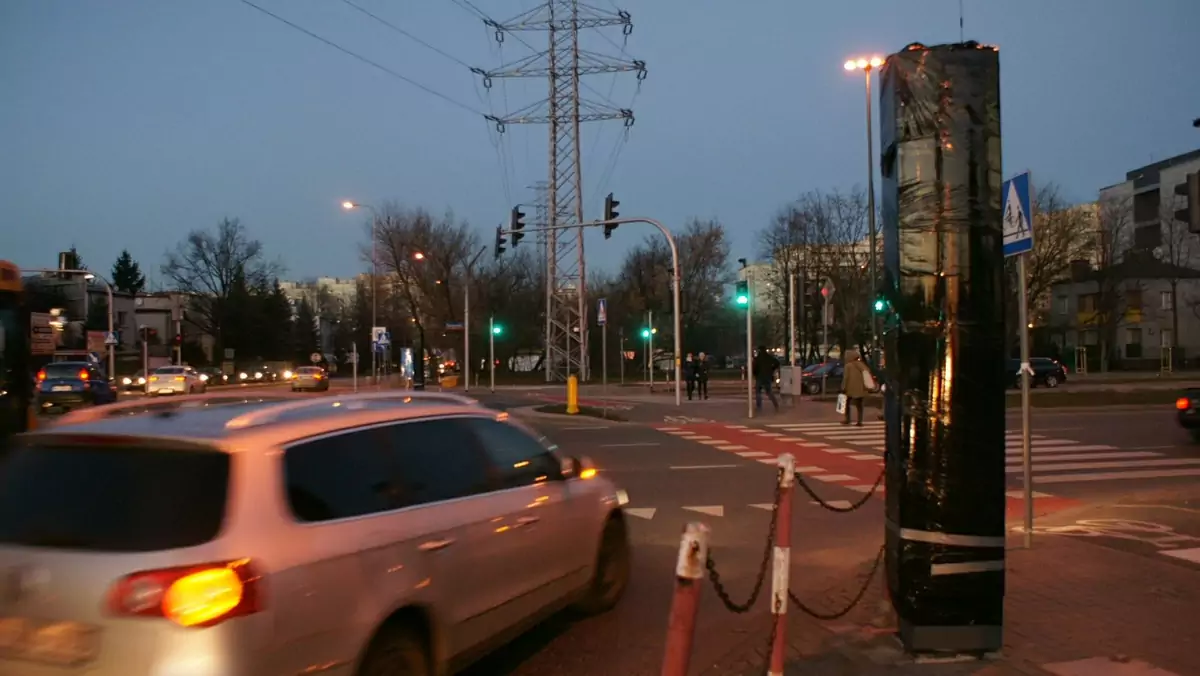 Zaklejony fotoradar na ulicy Ostrobramskiej w Warszawie