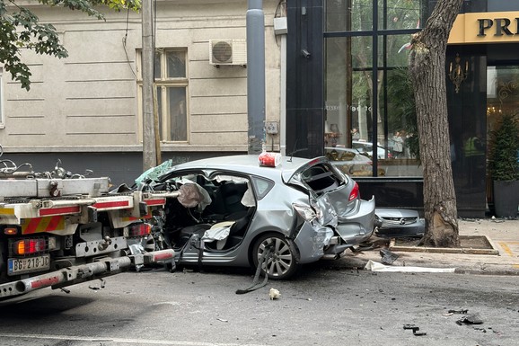 (FOTO, VIDEO) UDARIO U BETONSKU BANDERU, PA SE U NJEGA ZAKUCAO AUTOBUS?! Jezivi prizor na Dorćolu: Auto zgužvan kao konzerva, vozača izvlačili 45 minuta!