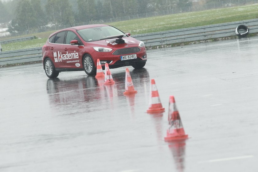 Kobieta za kierownicą. Jak bezpiecznie prowadzić w niepogodę?