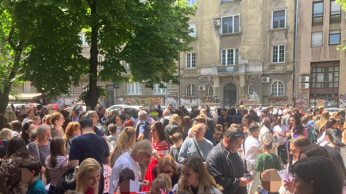 Humanitarni bazar učenika Osnovne škole "Drinka Pavlović" u okviru manifestacije "Drinkine dečje prolećne radosti"