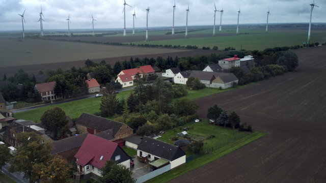 Ta wioska w Niemczech jest energetycznie samowystarczalna. Jak to możliwe?