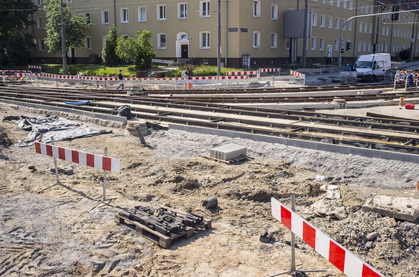 Wykonawca remontu ulicy Dąbrowskiego opuścił plac budowy