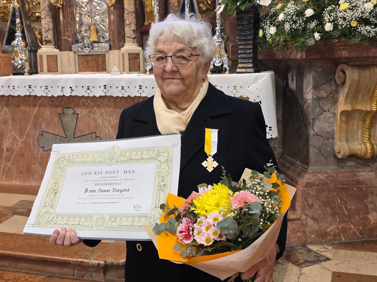 Pápež Lev XIV. ocenil Annu Vargovú za zásluhy v období totality, vyznamenanie jej odovzdal nitriansky biskup Viliam Judák. 