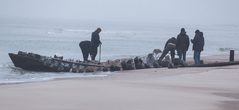 XIX-wieczny skarb znaleziony na bałtyckiej plaży. Wrakiem zajęli się specjaliści