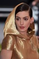 Anne Hathaway kapucnis szettje igencsak megosztó, de azt a füldíszt bárki megirigyelné.