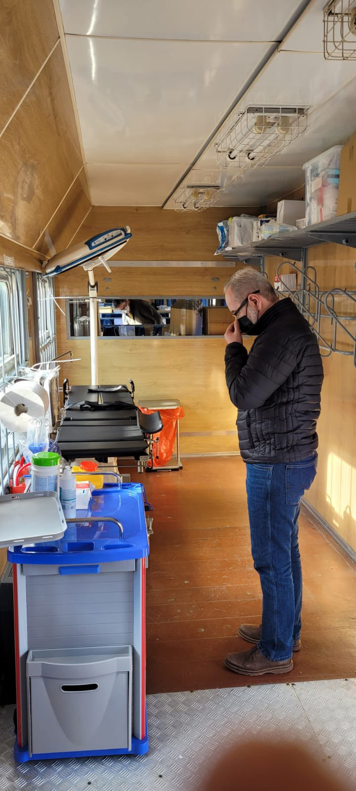 Adam Niedzielski w wagonie pociągu ze sprzętem medycznym dla Ukrainy
