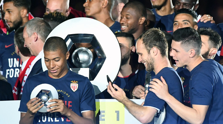 Így ünnepelték a játékosok a sikert /Fotó: AFP