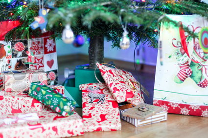 Niemal połowa Polaków planuje tańsze świąteczne prezenty. Mniejsze wydatki na przyjaciół i kolegów z pracy 