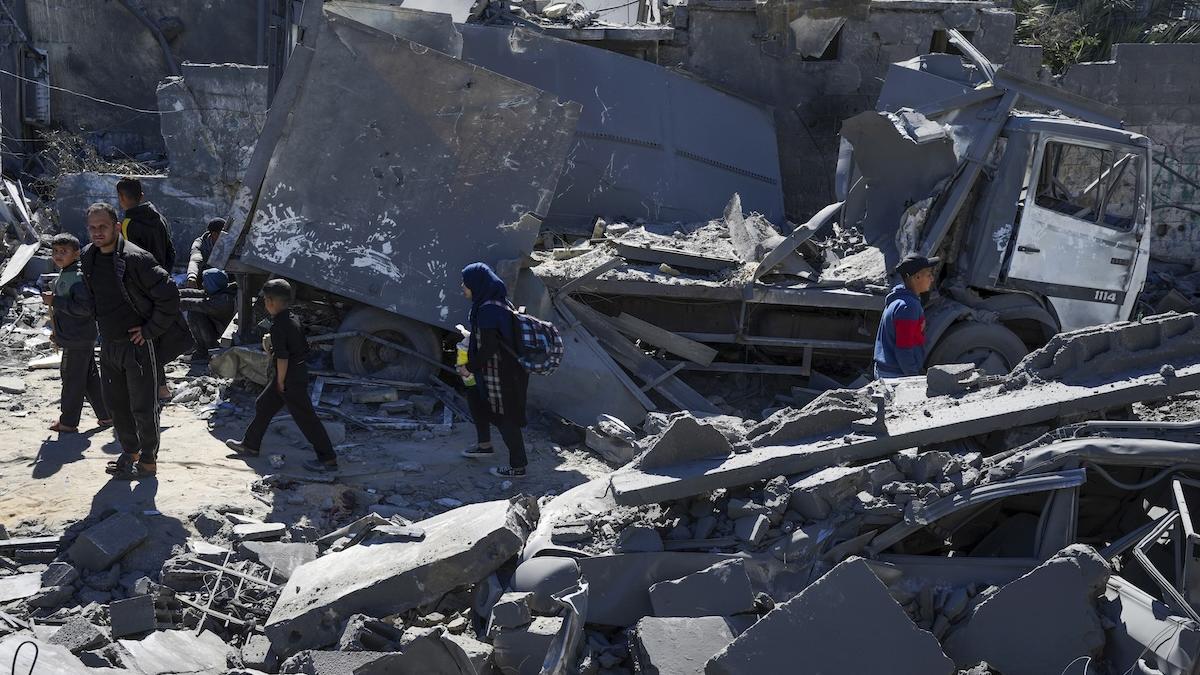 Palestínčania prehľadávajú trosky zničených obytných budov po izraelskom leteckom útoku na Pásmo Gazy