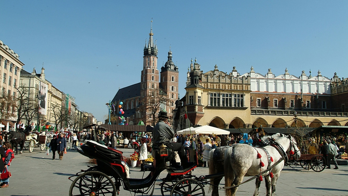 Turyści, odwiedzający Kraków przed świętami, będą mogli uczestniczyć w Targach Wielkanocnych na Rynku Głównym oraz w odbywającym się w ich trakcie Małopolskim Festiwalu Smaku.