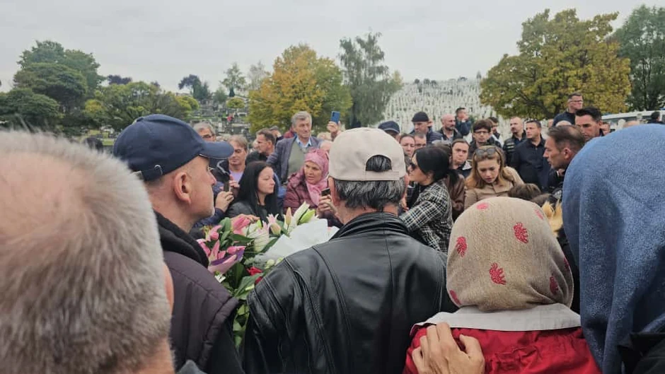 Dino Bešlić prima saučešće na groblju