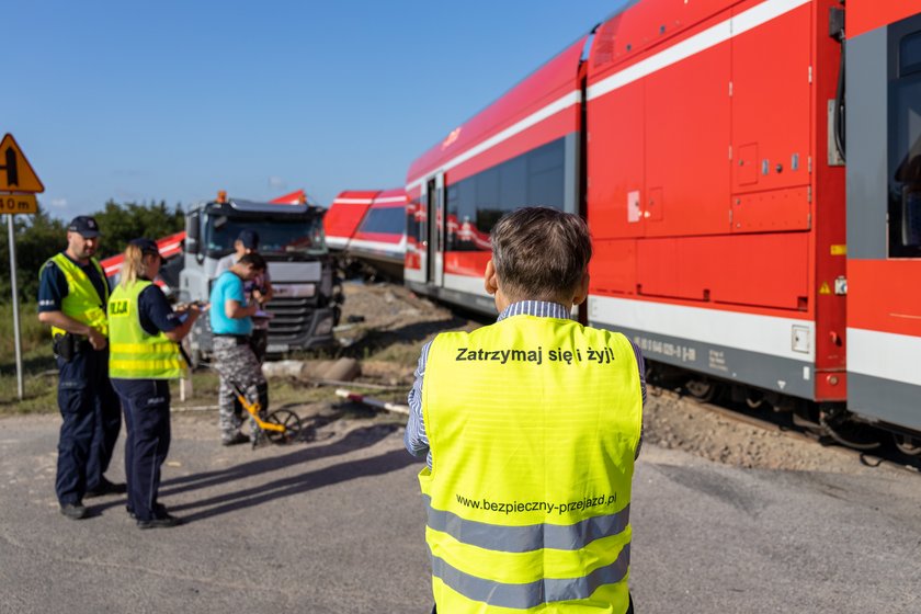 Dramat w Kołbaskowie. Ciężarówka zderzyła się z pociągiem