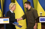 Szefowa Komisji Europejskiej Ursula von der Leyen i prezydent Ukrainy Wołodymyr Zełenski podczas kwietniowego spotkania w Kijowie