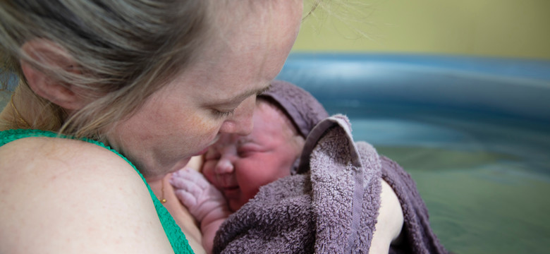 Kobiety nie chcą rodzić w szpitalach podczas pandemii – renesans porodów domowych
