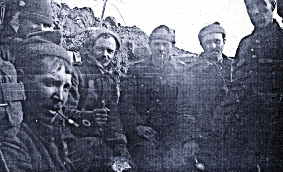 Brytyjscy żołnierze w okopach (1915 r.)