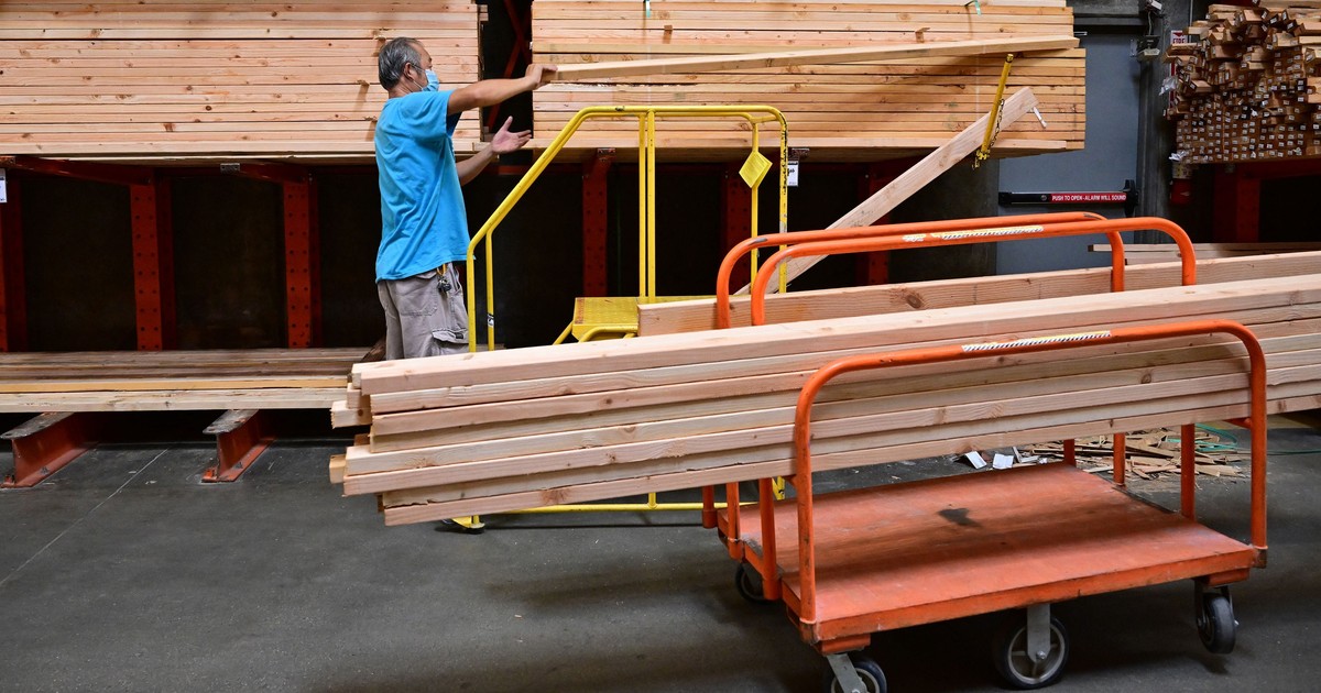 Lumber falls 24 in 9day losing streak, but analysts see a bottom
