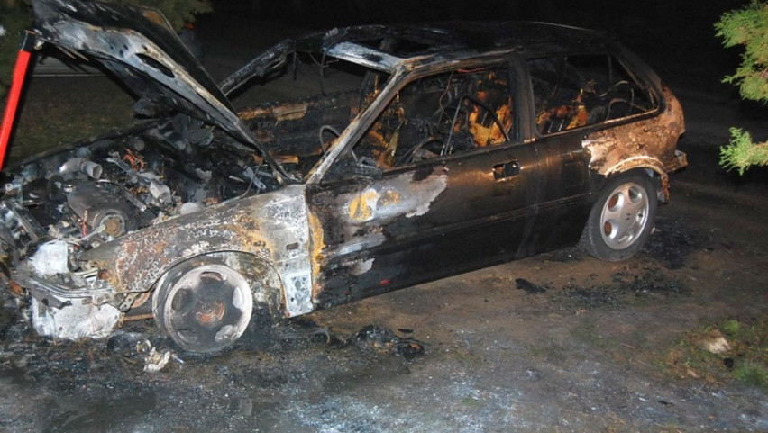 Érthetetelen tett: felgyújtottak egy autót Beleden – fotók