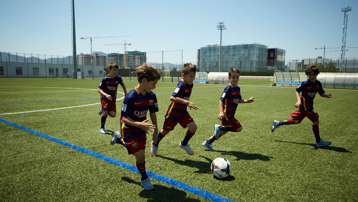 Jak co roku, FC Barcelona zorganizuje międzynarodowe obozy piłkarskie dla dzieci i młodzieży w wieku od 6 do 13 lat, które odbędą się na przełomie czerwca i lipca. Od pięciu lat bazują one na filozofii oraz systemie piłkarskim Dumy Katalonii. Do tej pory w obozach wzięło udział ponad 1 300 młodych piłkarzy z całego świata! Zapisy do tegorocznej edycji właśnie się rozpoczęły.