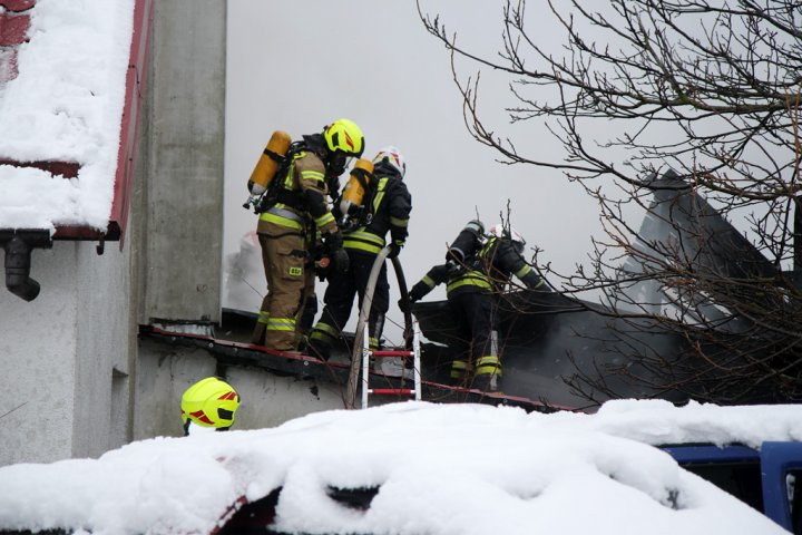 Ogromny pożar w hali przy ul. Jagiellońskiej. Z ogniem walczy 16 zastępów straży 