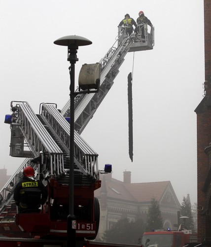 Dogaszanie pożaru zabytkowej katedry pw. Wniebowzięcia Najświętszej Maryi Panny w Sosnowcu