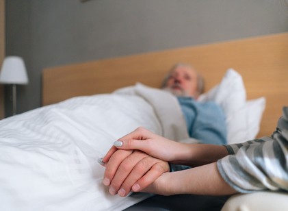 Mit mondhatunk a haldoklónak? A pszichoterapeuta szerint nincsenek rossz szavak című cikk nyitóképe