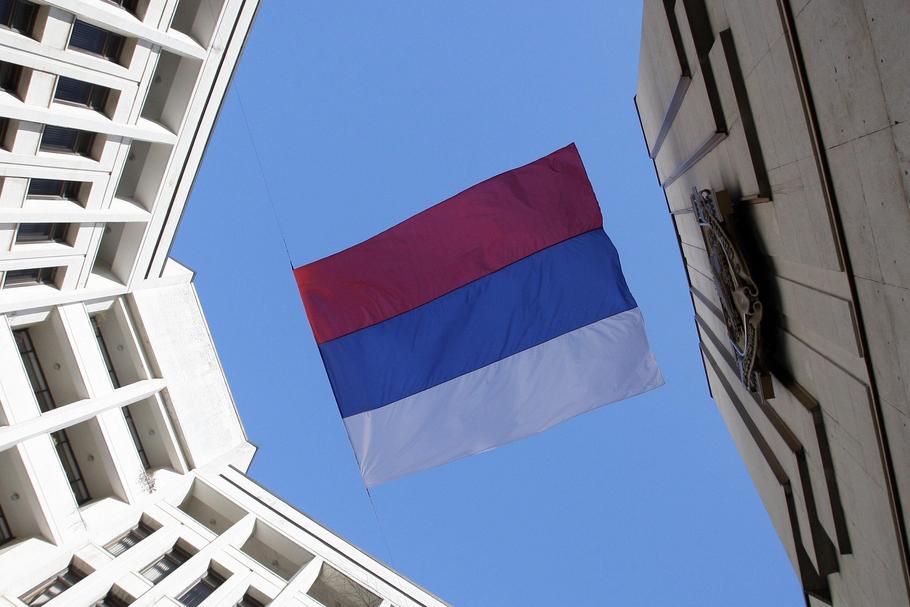 Rosyjska flaga nad budynkiem parlamentu na Krymie