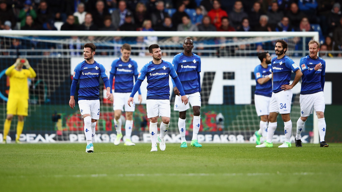 Drużyna SV Darmstadt zwyciężyła 2:1 (1:0) na zakończenie 29. kolejki z Schalke 04 Gelsenkirchen na swoim terenie. Tylko zwycięstwo odraczało do następnej serii spotkań spadek Darmstadt z Bundesligi. Gospodarze w 92. minucie byli już spadkowiczem, ale uratowali się w ostatnich sekundach.