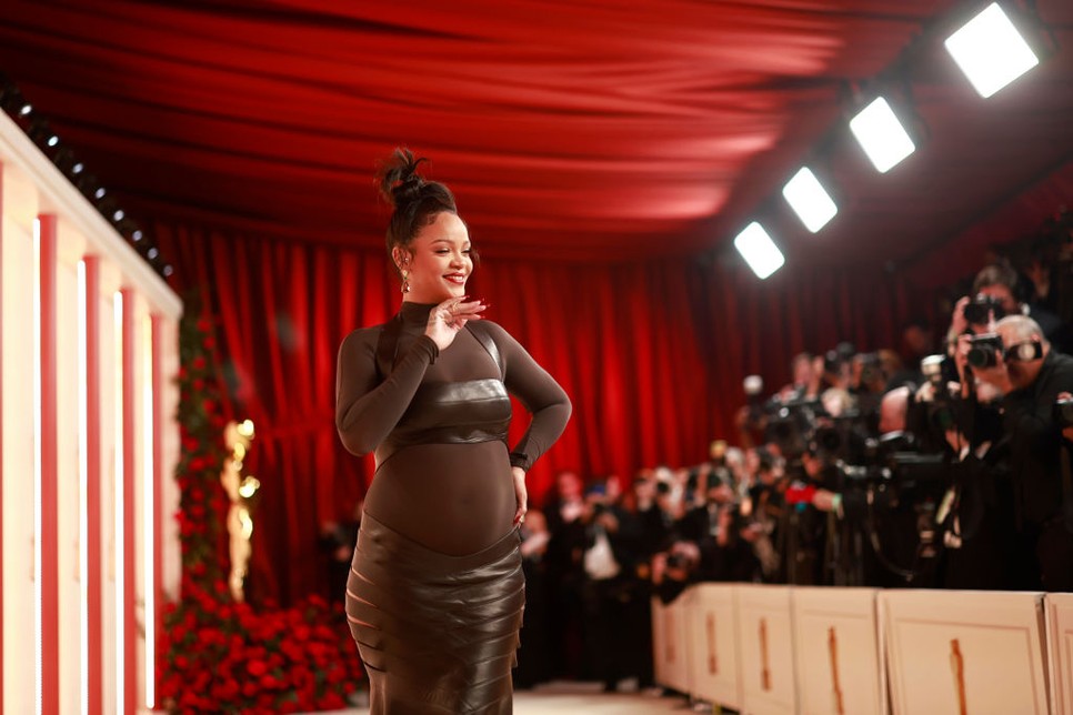 Rihanna a kamerák kereszttüzében az Oscar gálán