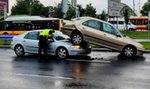 "Piętrowa" kolizja na Alejach Jerozolimskich. Jedno auto dosłownie wbiło się pod drugie!