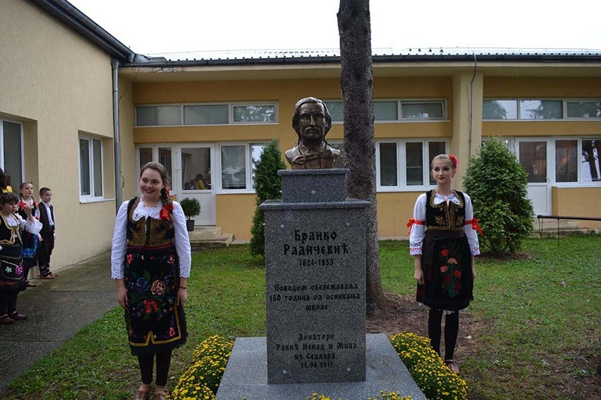 Bista Branka Radičevića u dvorištu škole