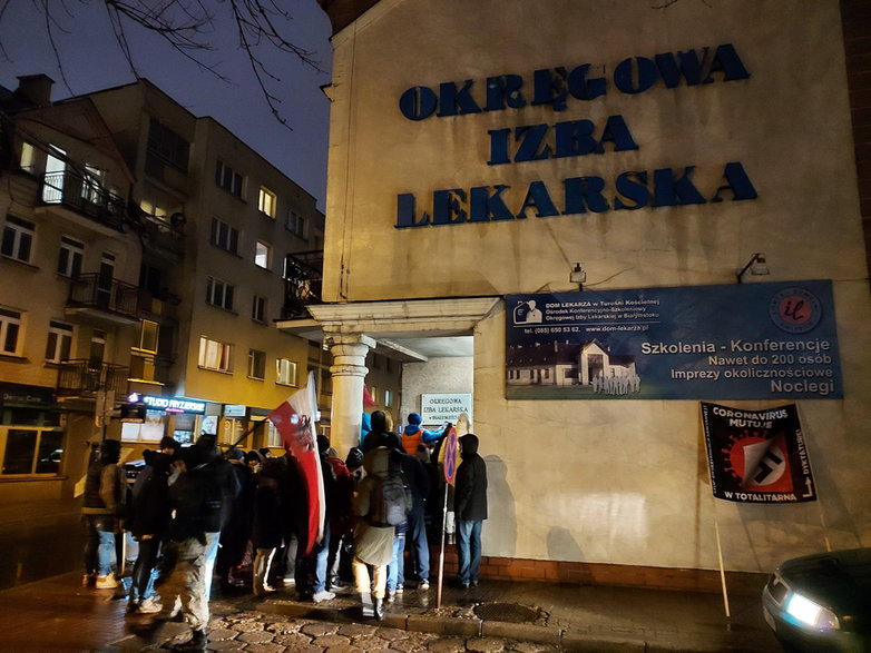 Proces lekarki przed Okręgową Izbą Lekarską w Białymstoku i protest antyszczepionkowców 