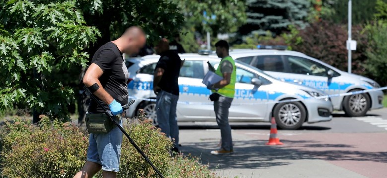 Napad przed bankiem w Warszawie. Trwa pościg