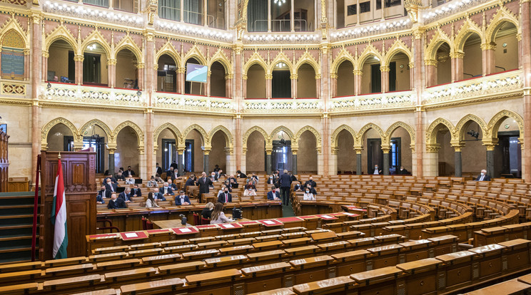 A parlament nyári szünet előtti utolsó ülésnapja reggel 8 órakor napirend előtti felszólalásokkal kezdődik, majd két törvényjavaslat kerül napirendre kivételes eljárásban / Fotó: MTI/Szigetváry Zsolt