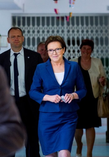 Premier Ewa Kopacz w drodze na głosowanie w obwodowej komisji wyborczej nr 48 w Radomiu