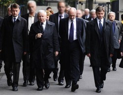 PiS ma sposób na ciszę wyborczą. Kandydaci dają na msze