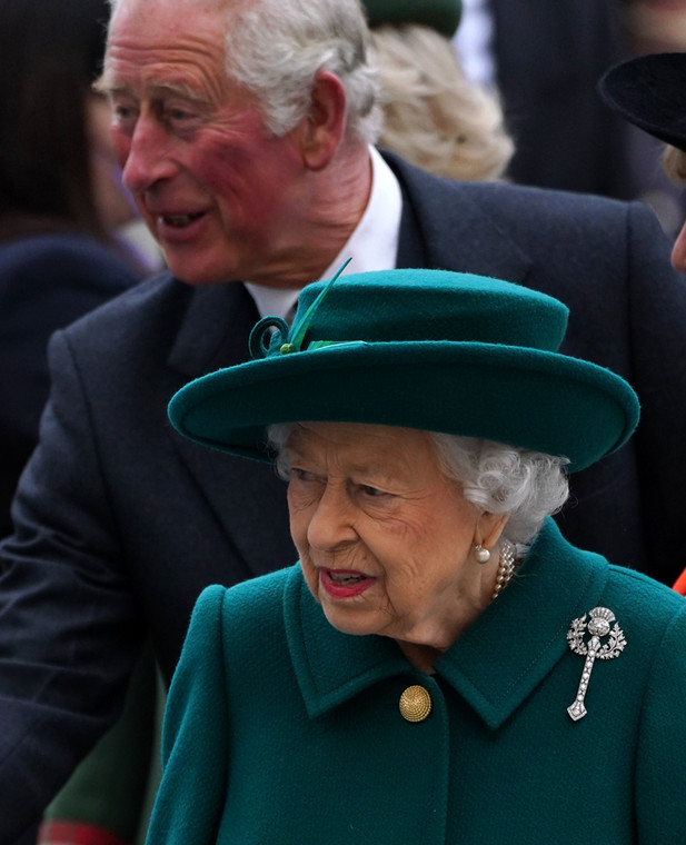 Książę Karol i królowa Elżbieta II w październiku ub.r. w Szkocji