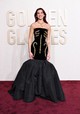 Dua Lipa a 2024-es Golden Globe-ra egy Haute Couture Schiaparelli kreációban lépett a vörös szőnyegre.