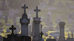 Tragédia Abonyban: egy keresztre akasztotta fel magát egy 61 éves férfi a katolikus temetőben