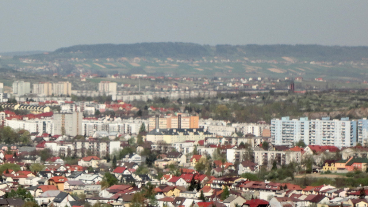 Pod koniec ubiegłego roku w Kielcach oddano do użytku przebudowane rondo Gustawa Herlinga-Grudzińskiego. Skrzyżowanie zlokalizowane jest w samym centrum miasta, w pobliżu wielu urzędów i budynków usługowo-biurowych. Pieszych postanowiono zepchnąć do podziemi.