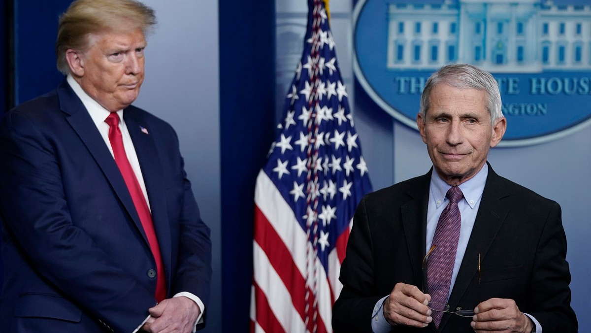 Dr Anthony Fauci, szef Narodowego Instytutu Alergii i Chorób Zakaźnych, i prezydent Donald Trump podczas konferencji prasowej w Białym Domu, Waszyngton, kwiecień 2020 r.  Fot. Drew Angerer/Getty Images 