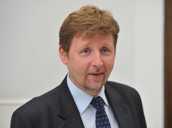 <b>Marek Migalski</b>
<br>
<br>
Ten doktor politologii zanim dostał się do europarlamentu z ramienia PiS wykładał na Uniwersytecie Śląskim w Katowicach.
<br>
<br>
Na studiach polityk Polski Razem pracował jako nauczyciel języka polskiego, był też salowym w szpitalu psychiatrycznym. Aby uniknąć służby wojskowej, europoseł został nawet robotnikiem leśnym w raciborskich lasach.